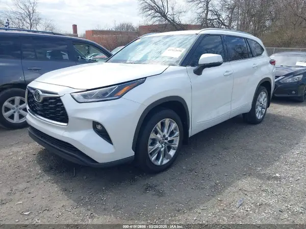 5TDDZRBH8NS217749 2022 TOYOTA HIGHLANDER - Image 2