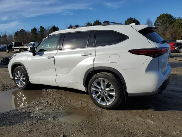 5TDDZRBH8NS219226 2022 TOYOTA HIGHLANDER - Image 2