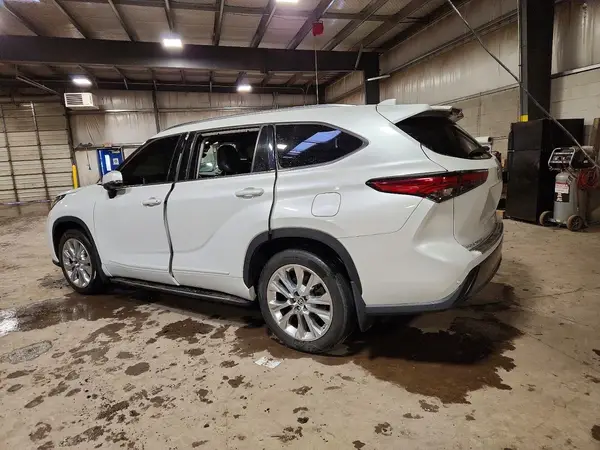 5TDDZRBH8NS248533 2022 TOYOTA HIGHLANDER - Image 2