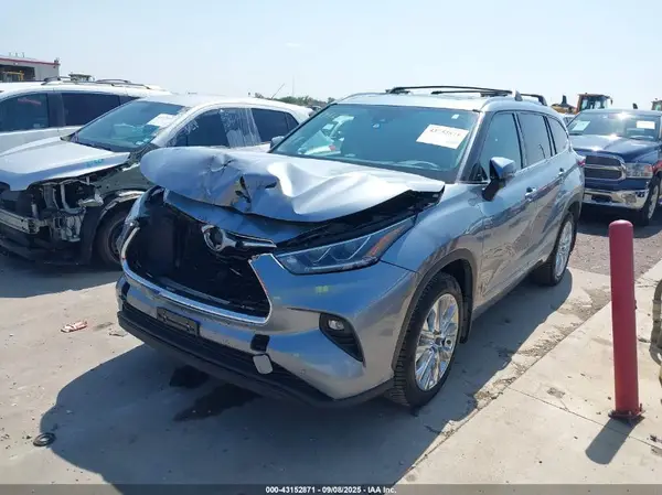 5TDDZRBH9MS069786 2021 TOYOTA HIGHLANDER - Image 2