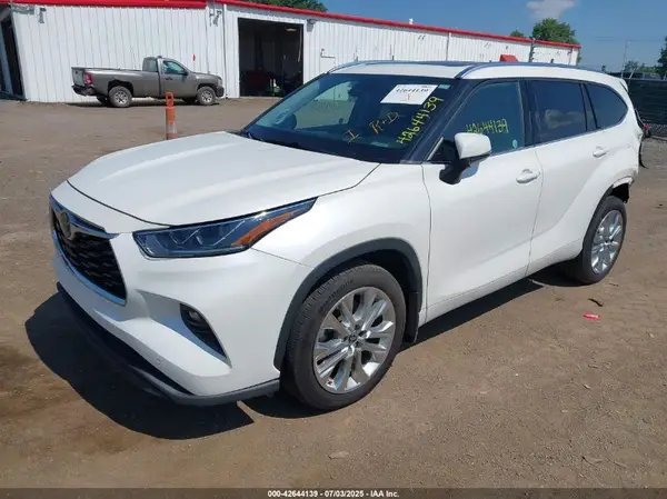 5TDDZRBH9MS116282 2021 TOYOTA HIGHLANDER - Image 2