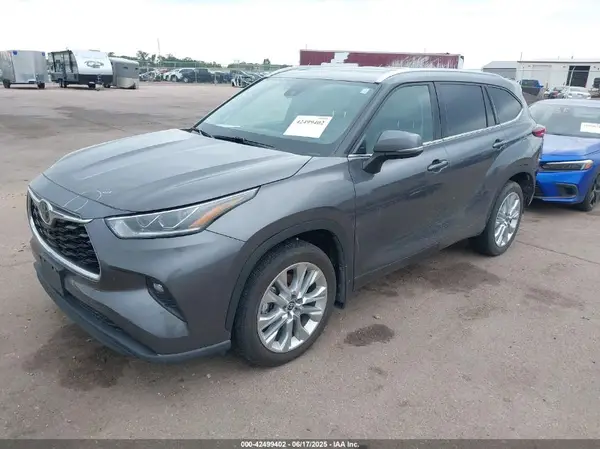 5TDDZRBH9MS540657 2021 TOYOTA HIGHLANDER - Image 2