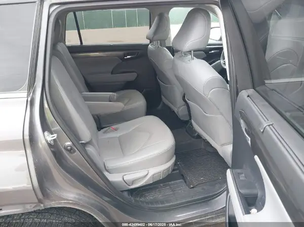 5TDDZRBH9MS540657 2021 TOYOTA HIGHLANDER - Image 8