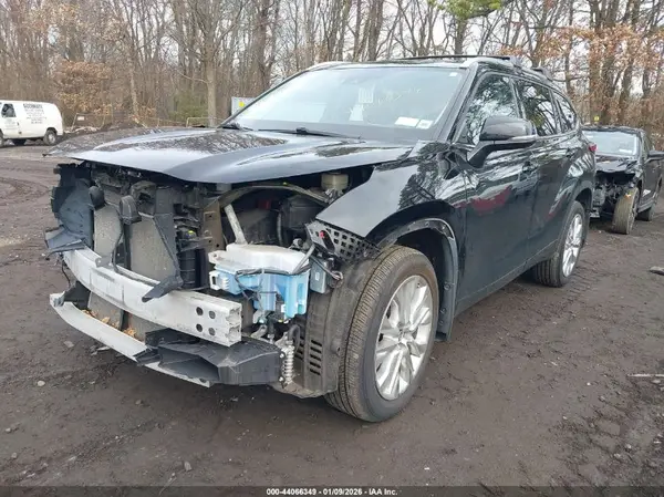 5TDDZRBH9MS557135 2021 TOYOTA HIGHLANDER - Image 2