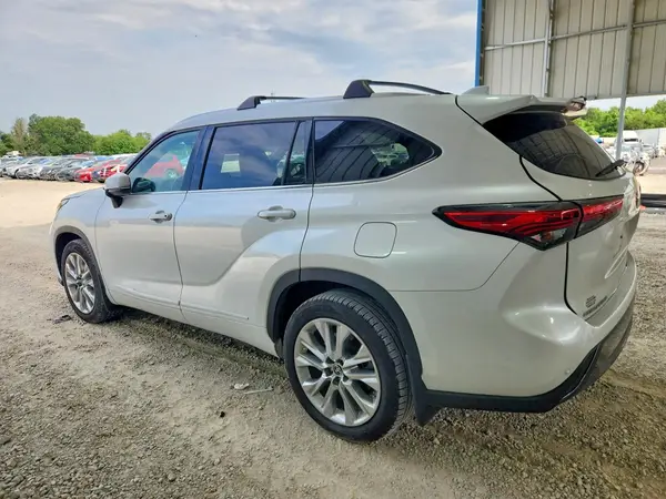 5TDDZRBH9NS165807 2022 TOYOTA HIGHLANDER - Image 2