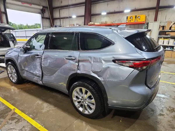 5TDDZRBH9NS213046 2022 TOYOTA HIGHLANDER - Image 2