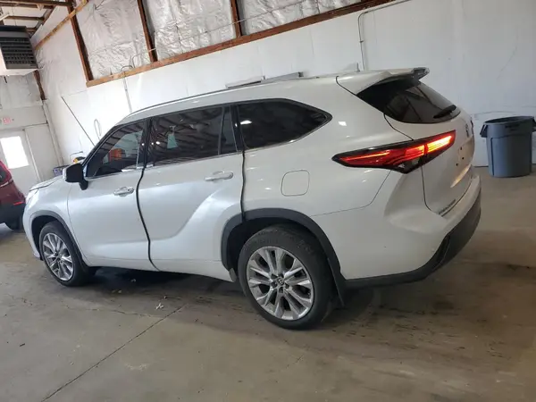 5TDDZRBH9NS215783 2022 TOYOTA HIGHLANDER - Image 2