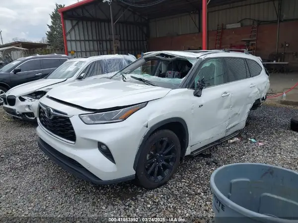 5TDDZRBH9NS570565 2022 TOYOTA HIGHLANDER - Image 2