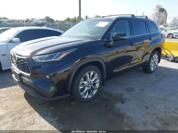 5TDDZRBHXNS213931 2022 TOYOTA HIGHLANDER - Image 2
