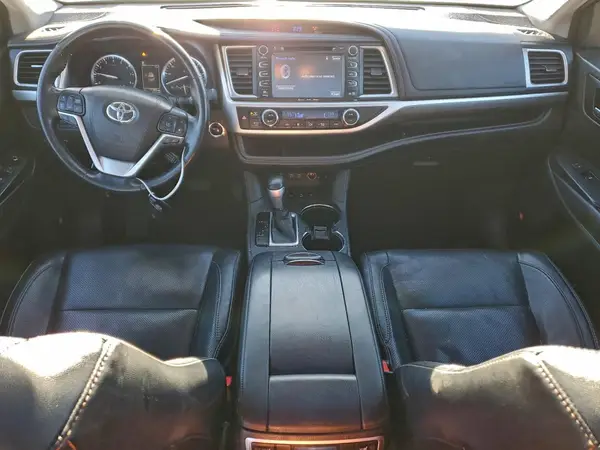 5TDDZRFH0HS383682 2017 TOYOTA HIGHLANDER - Image 8