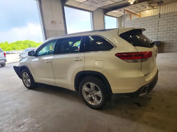 5TDDZRFH0HS398666 2017 TOYOTA HIGHLANDER - Image 2