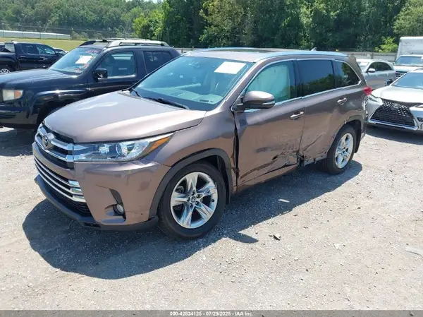 5TDDZRFH0HS427020 2017 TOYOTA HIGHLANDER - Image 2