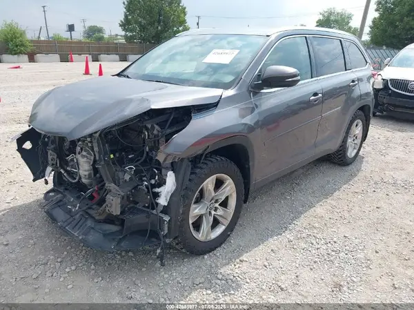5TDDZRFH0JS805830 2018 TOYOTA HIGHLANDER - Image 2