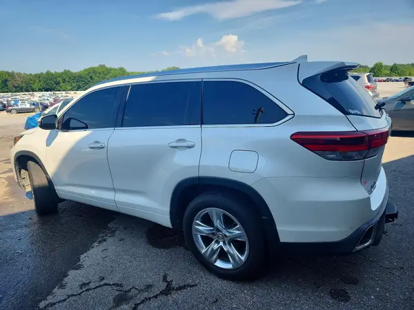 5TDDZRFH0JS860083 2018 TOYOTA HIGHLANDER - Image 2
