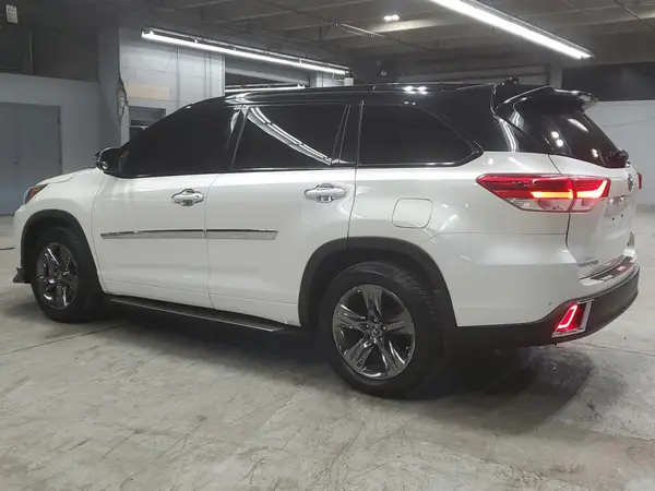 5TDDZRFH0JS881144 2018 TOYOTA HIGHLANDER - Image 2