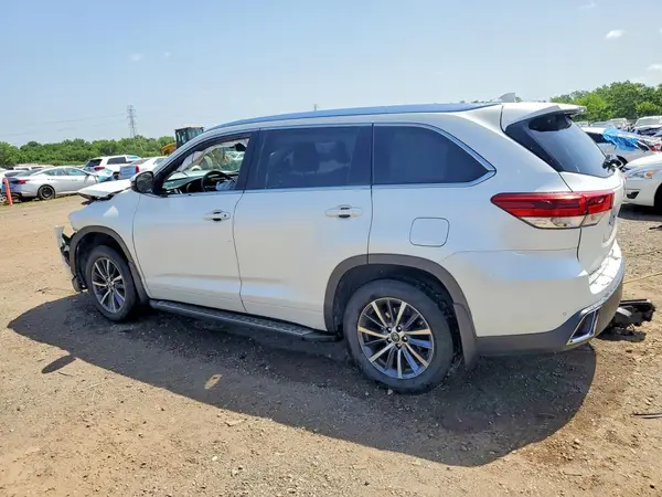 5TDDZRFH0JS900338 2018 TOYOTA HIGHLANDER - Image 2