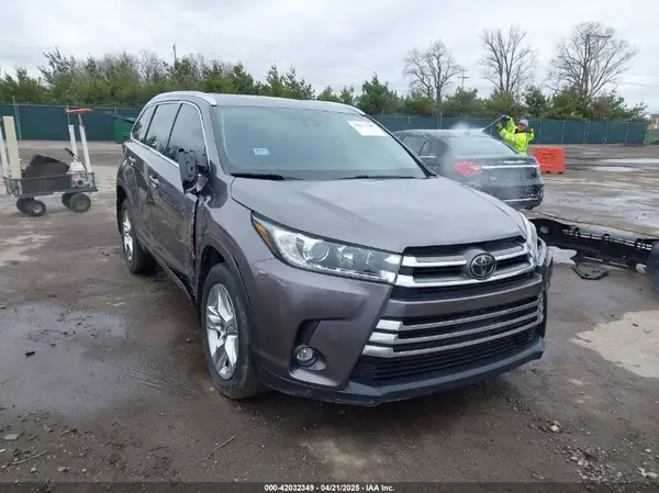 5TDDZRFH0KS964865 2019 TOYOTA HIGHLANDER - Image 1