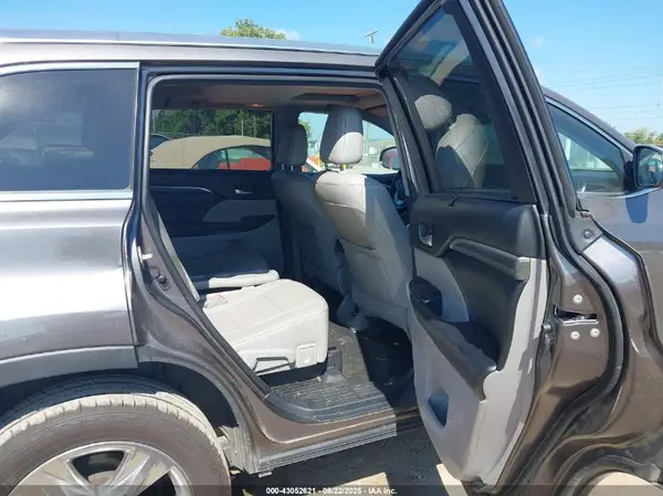 5TDDZRFH0KS989944 2019 TOYOTA HIGHLANDER - Image 8