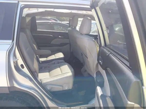 5TDDZRFH1JS889673 2018 TOYOTA HIGHLANDER - Image 8