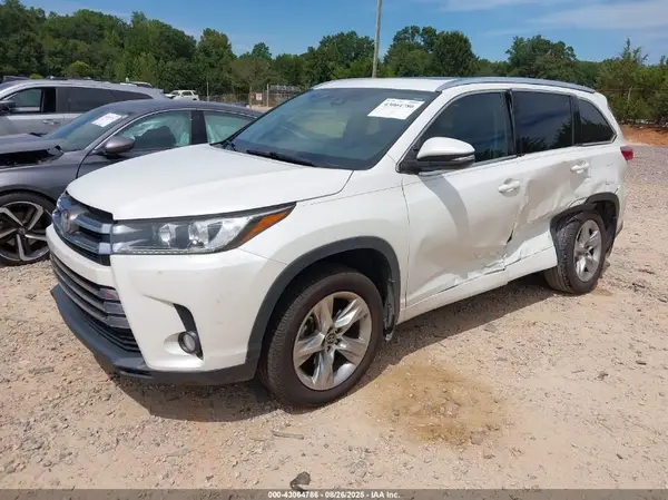 5TDDZRFH2HS380363 2017 TOYOTA HIGHLANDER - Image 2