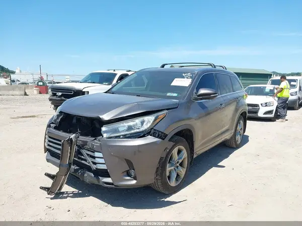 5TDDZRFH2HS416147 2017 TOYOTA HIGHLANDER - Image 2