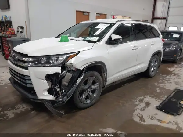 5TDDZRFH2JS874888 2018 TOYOTA HIGHLANDER - Image 2