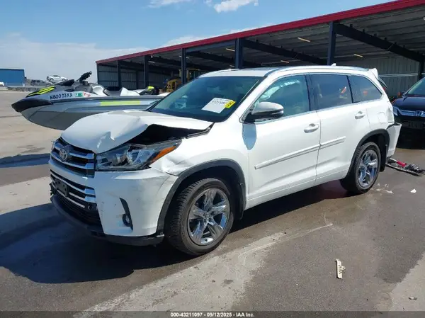 5TDDZRFH2KS740397 2019 TOYOTA HIGHLANDER - Image 2