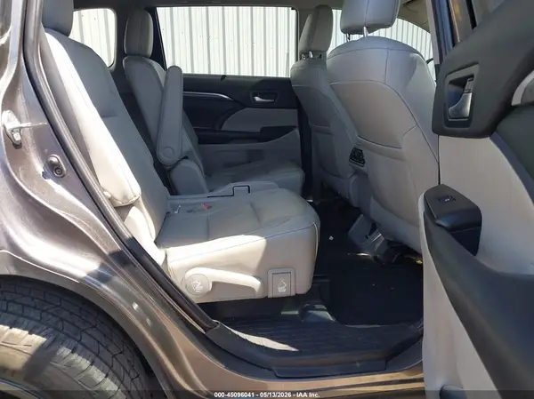5TDDZRFH2KS933942 2019 TOYOTA HIGHLANDER - Image 8
