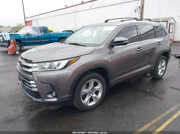 5TDDZRFH2KS969307 2019 TOYOTA HIGHLANDER - Image 2