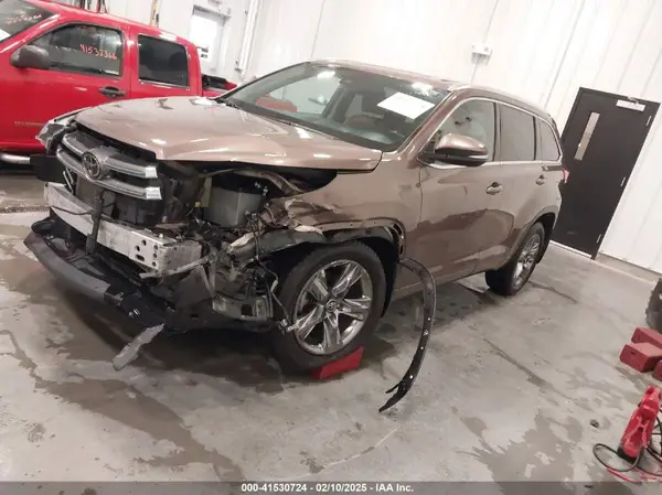 5TDDZRFH2KS990402 2019 TOYOTA HIGHLANDER - Image 2