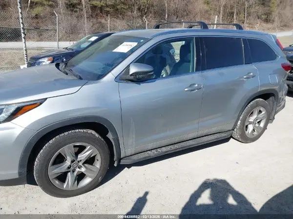 5TDDZRFH3HS366004 2017 TOYOTA HIGHLANDER - Image 2