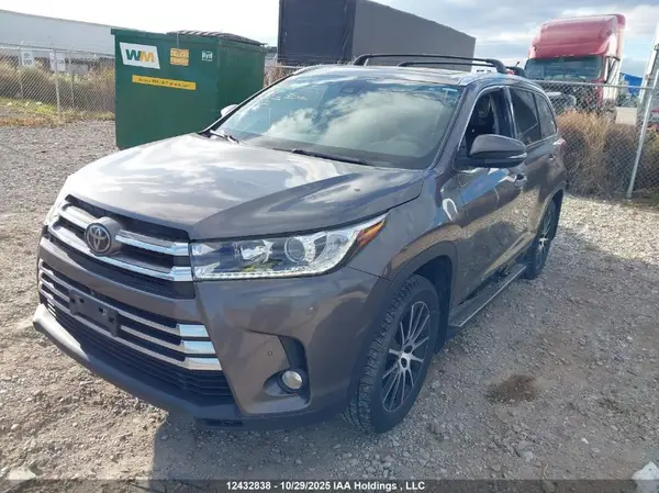 5TDDZRFH3HS380517 2017 TOYOTA HIGHLANDER - Image 2