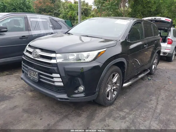 5TDDZRFH3JS495916 2018 TOYOTA HIGHLANDER - Image 2