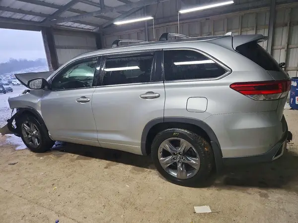 5TDDZRFH3JS825327 2018 TOYOTA HIGHLANDER - Image 2