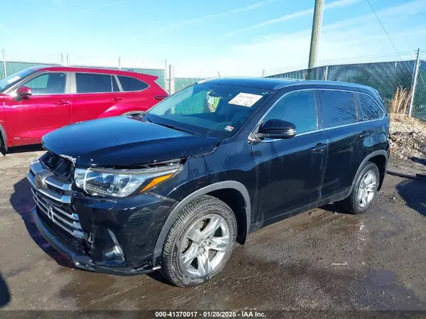 5TDDZRFH3JS869473 2018 TOYOTA HIGHLANDER - Image 2