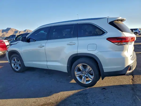 5TDDZRFH3JS870302 2018 TOYOTA HIGHLANDER - Image 2