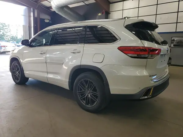 5TDDZRFH3JS900320 2018 TOYOTA HIGHLANDER - Image 2
