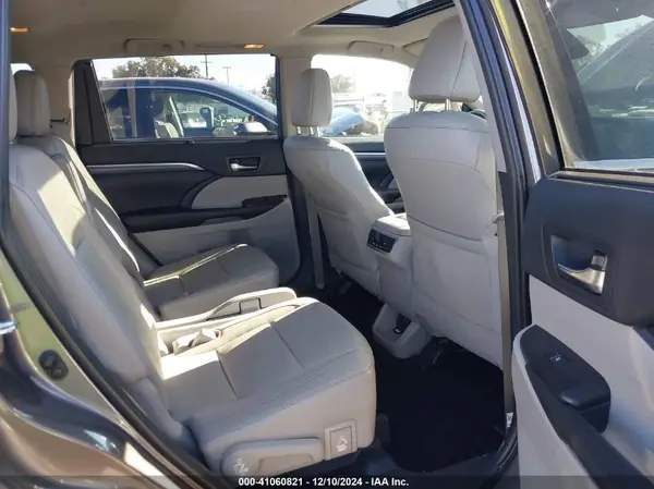 5TDDZRFH3KS970983 2019 TOYOTA HIGHLANDER - Image 8