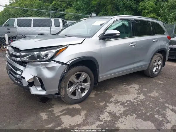 5TDDZRFH4HS370143 2017 TOYOTA HIGHLANDER - Image 2
