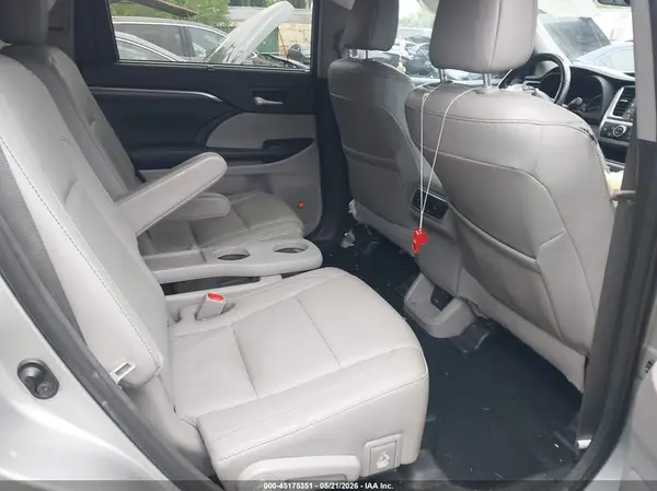 5TDDZRFH4HS370143 2017 TOYOTA HIGHLANDER - Image 8
