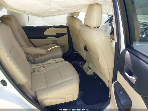 5TDDZRFH4HS380770 2017 TOYOTA HIGHLANDER - Image 8