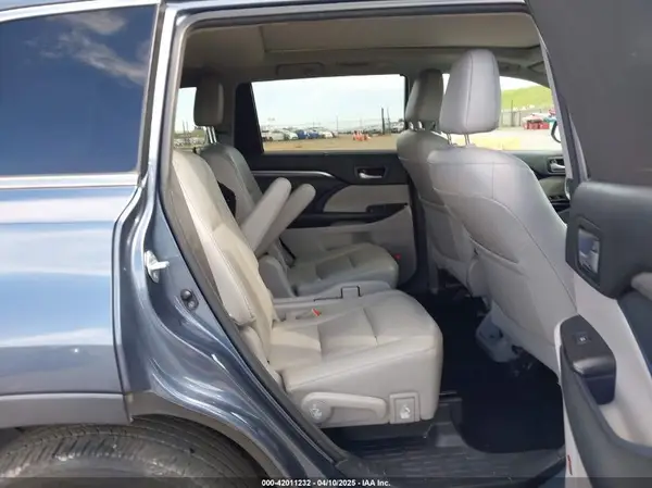 5TDDZRFH4HS405960 2017 TOYOTA HIGHLANDER - Image 8