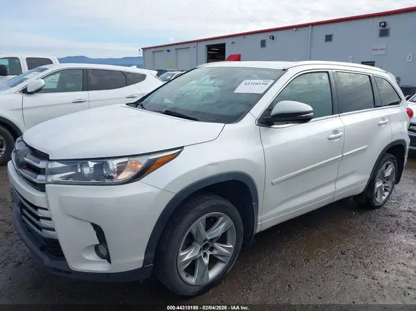 5TDDZRFH4JS498517 2018 TOYOTA HIGHLANDER - Image 2