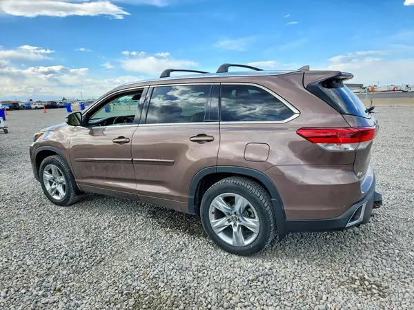 5TDDZRFH4JS835882 2018 TOYOTA HIGHLANDER - Image 2
