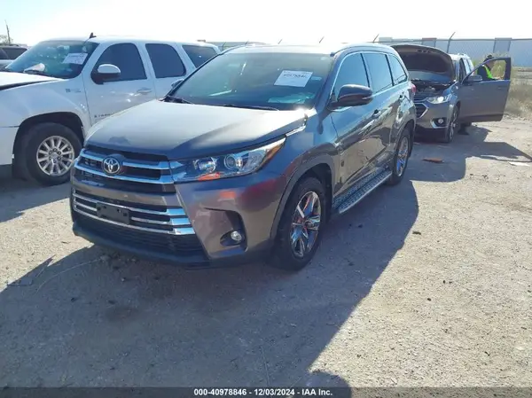 5TDDZRFH4KS709975 2019 TOYOTA HIGHLANDER - Image 2