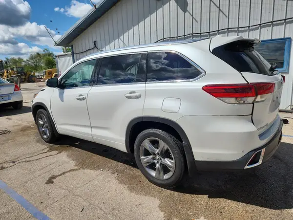 5TDDZRFH4KS919248 2019 TOYOTA HIGHLANDER - Image 2