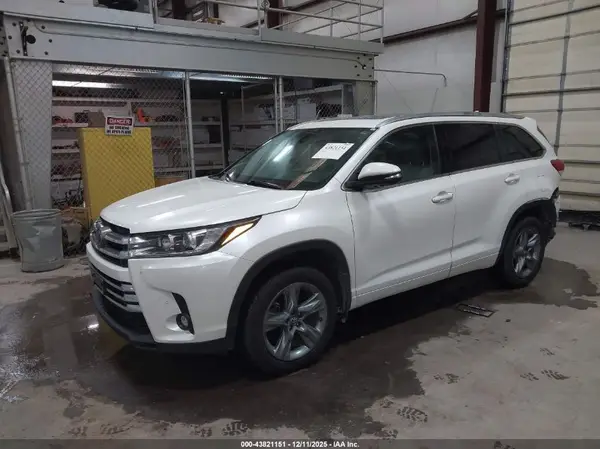 5TDDZRFH4KS925373 2019 TOYOTA HIGHLANDER - Image 2