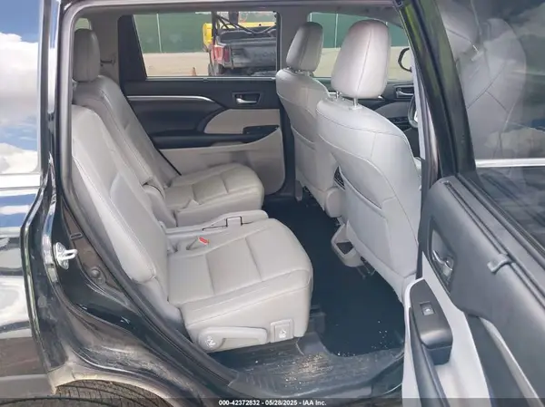 5TDDZRFH4KS986867 2019 TOYOTA HIGHLANDER - Image 8