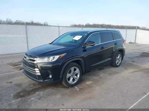 5TDDZRFH5HS382592 2017 TOYOTA HIGHLANDER - Image 2
