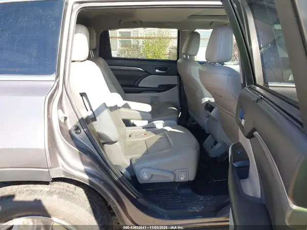 5TDDZRFH5HS398422 2017 TOYOTA HIGHLANDER - Image 8